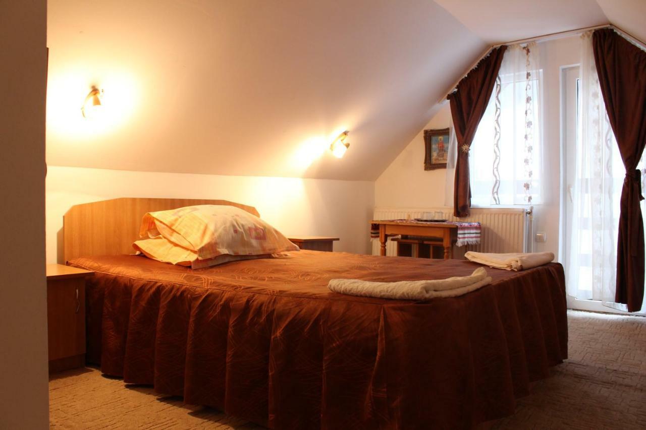 Hotel Casuta De Langa Padure Moeciu De Sus Esterno foto